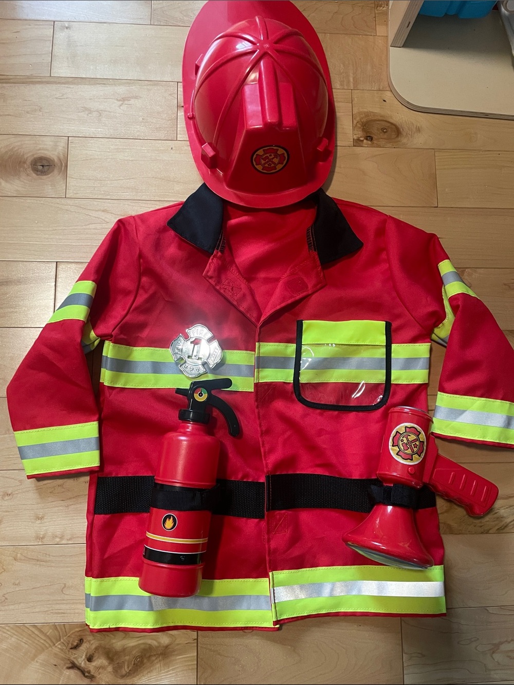 ⭐️Sale 4/$40 Melissa & Doug Fire costume, sz 3-6